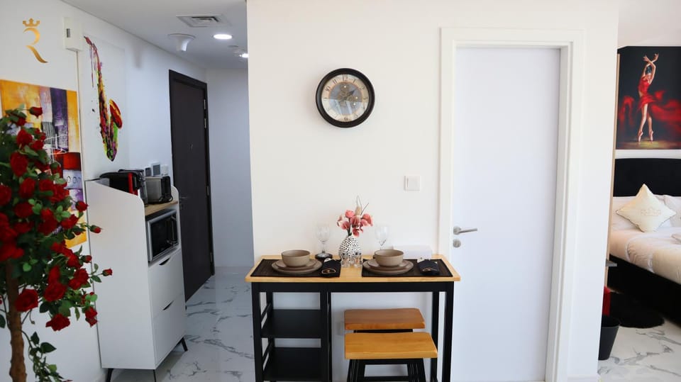 Bed, Kitchen or kitchenette, Photo of the whole room, Dining area, Bedroom