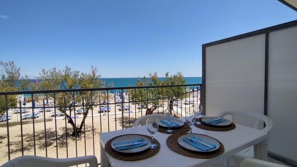 P313 nr 106 trilocale sul mare con ombrellone in prima fila Apartment in Marcelli