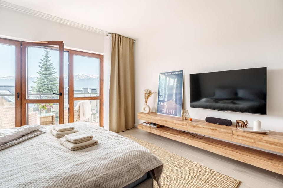Bed, TV and multimedia, Photo of the whole room, Bedroom