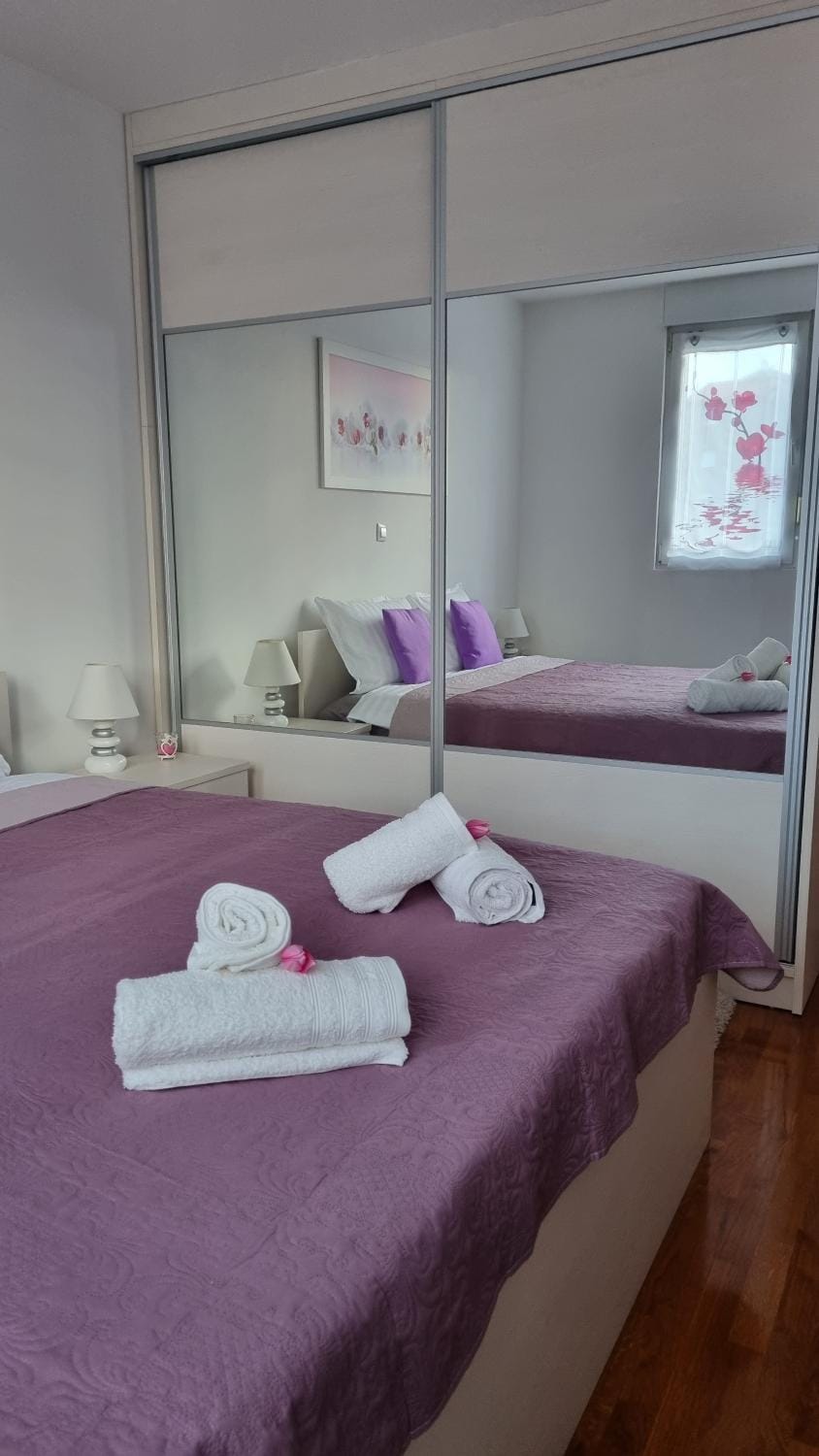 Bedroom, towels