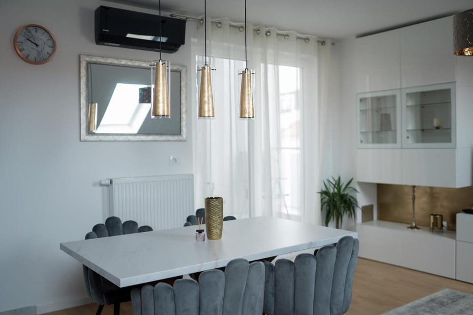 Seating area, Dining area, air conditioner
