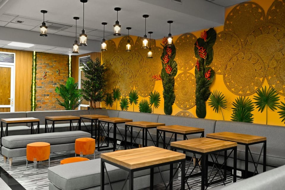 Seating area, Area and facilities