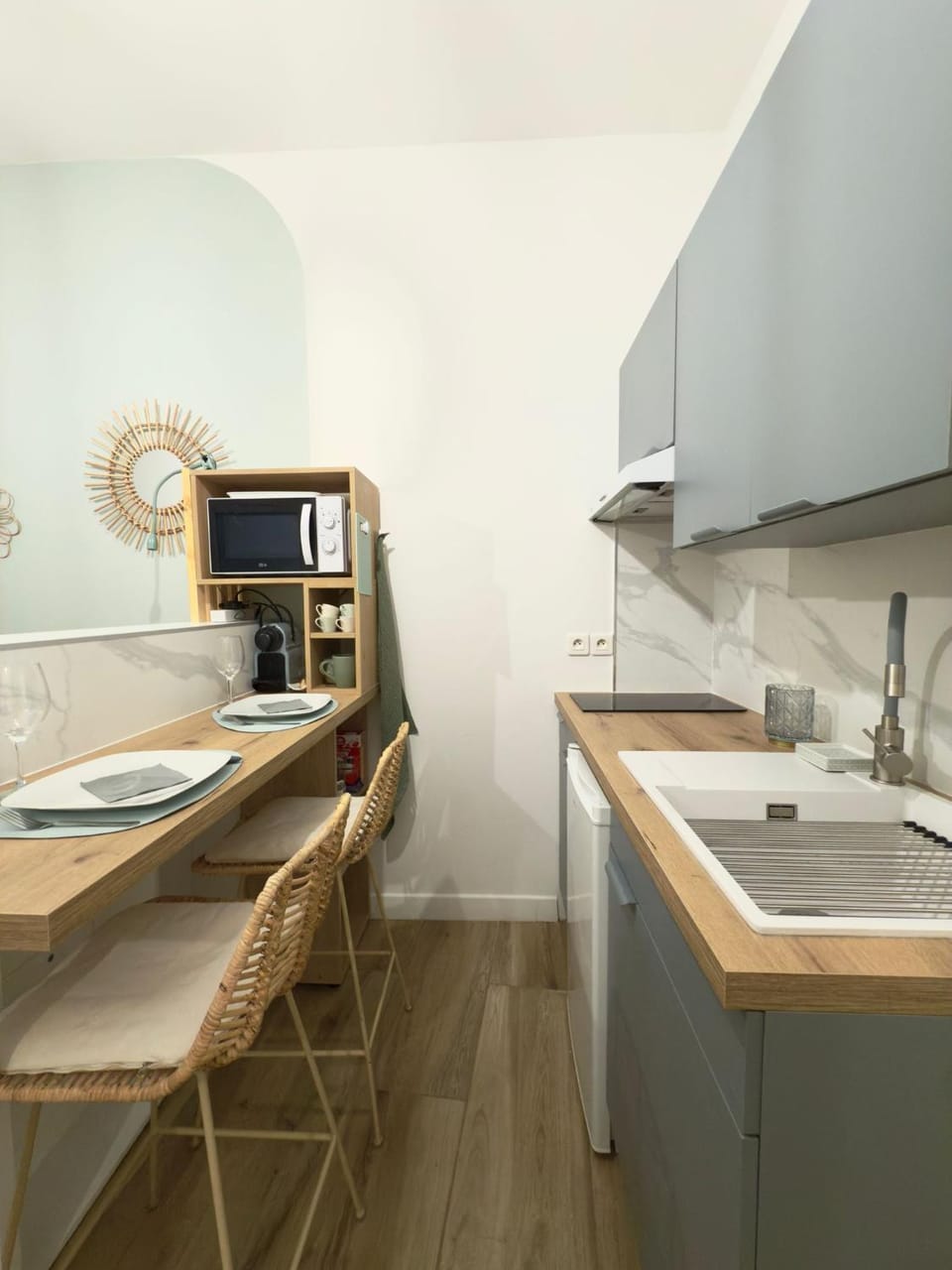 Kitchen or kitchenette, Dining area