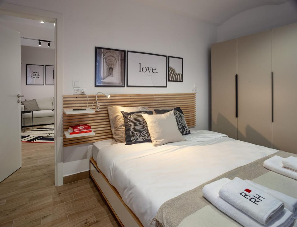 Bed, Bedroom, towels, wardrobe