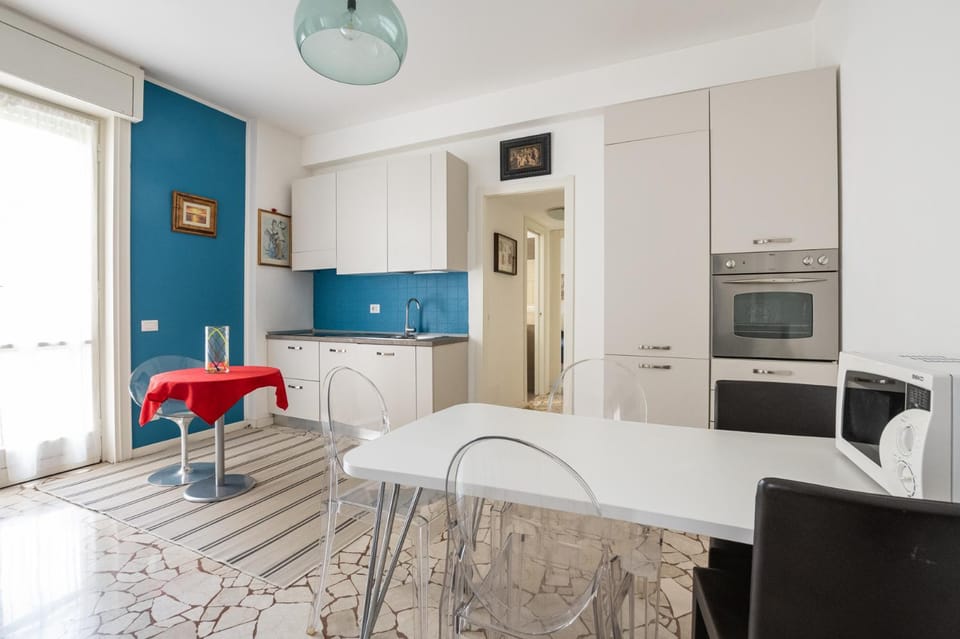 Kitchen or kitchenette, Dining area, microwave, oven, stove