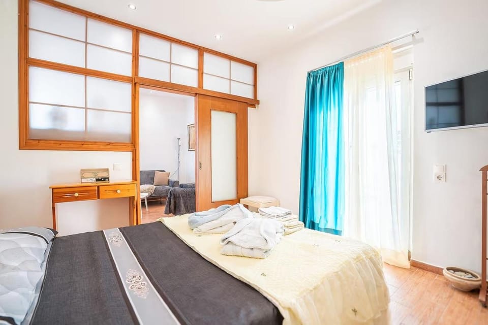 Bed, TV and multimedia, Bedroom, towels