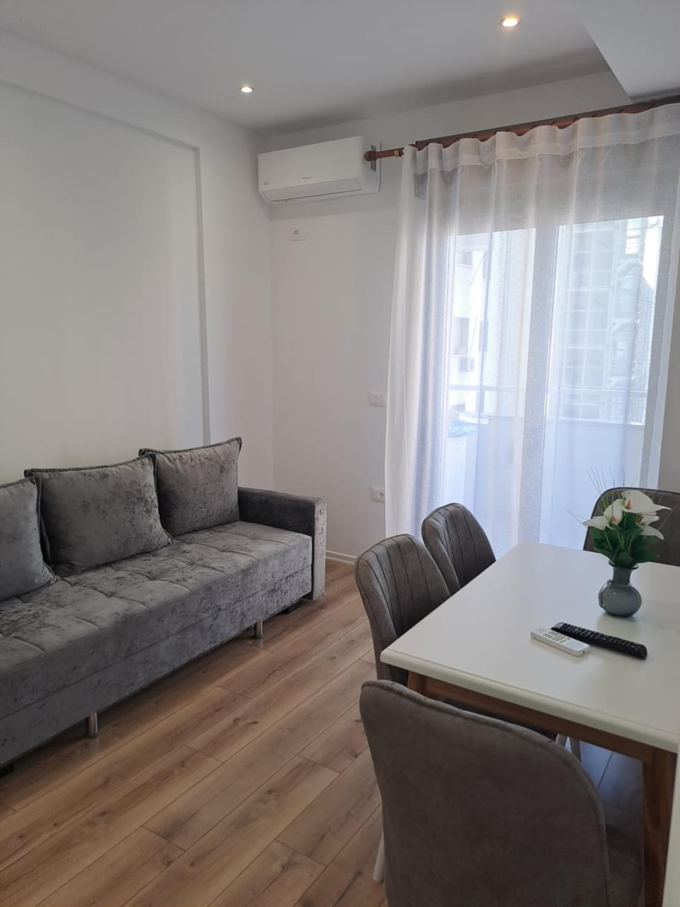 Living room, Seating area, air conditioner