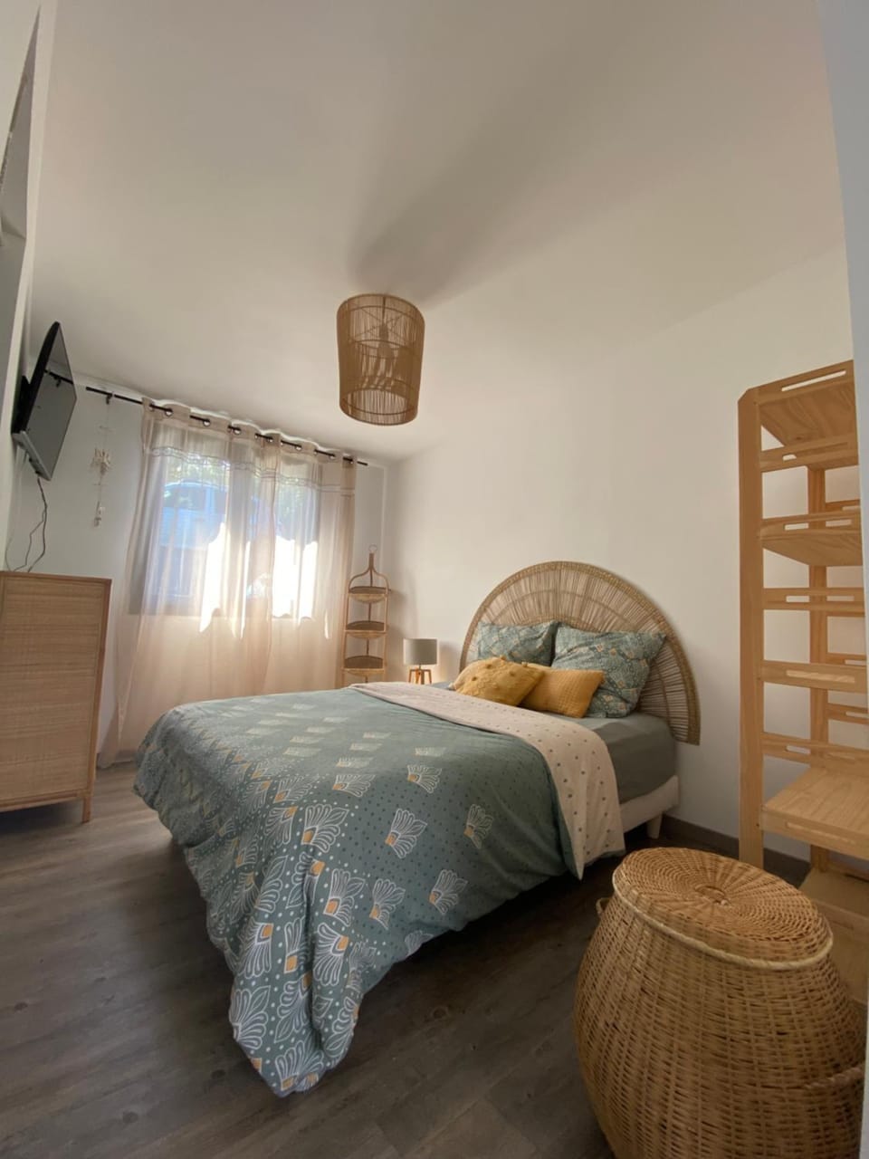 Property building, Bed, TV and multimedia, Photo of the whole room, Bedroom