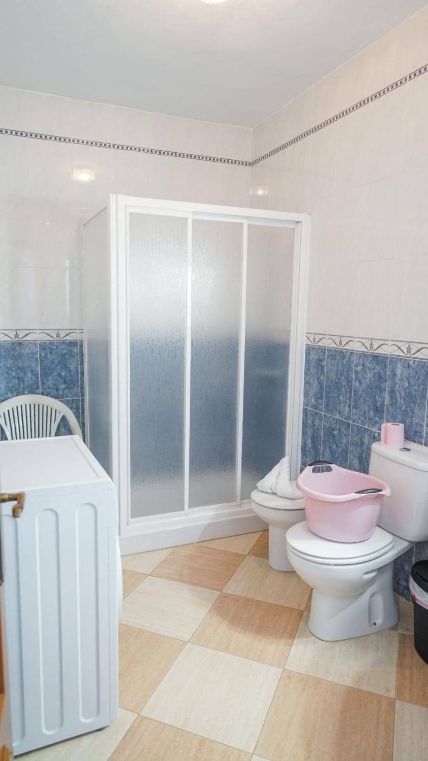 Shower, bidet, towels