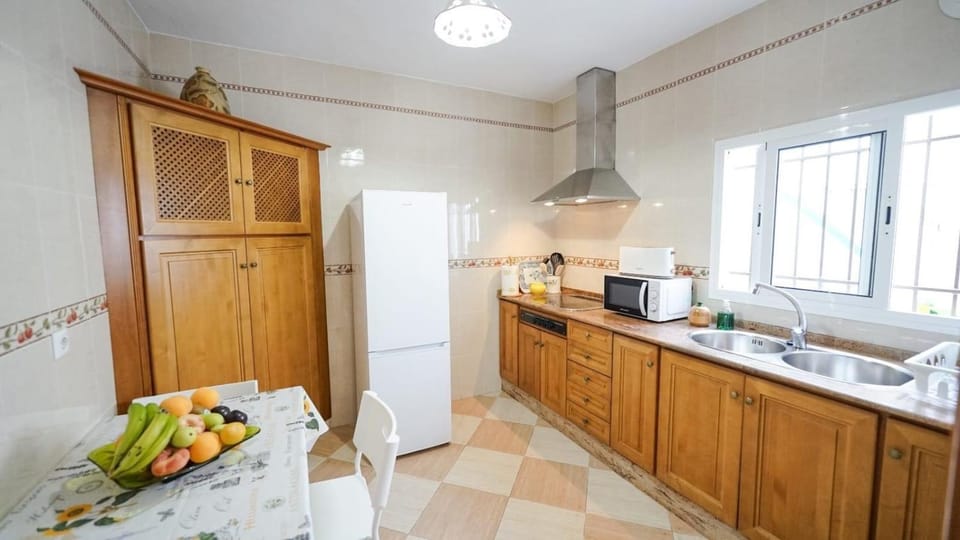 Kitchen or kitchenette, minibar, stove, toaster