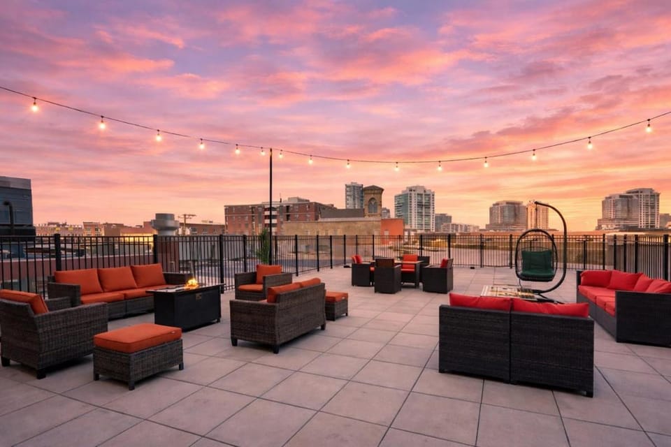 Modern 3BR in South Loop with Optional Parking and Gym Access Near McCormick Place, Chinatown and Soldier Field Apartment in South Loop