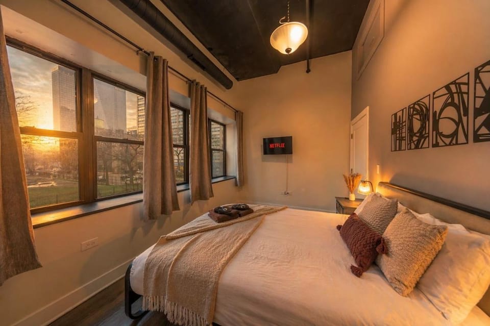 Modern 3BR in South Loop with Optional Parking and Gym Access Near McCormick Place, Chinatown and Soldier Field Apartment in South Loop