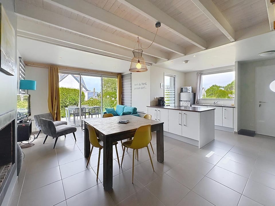 Coffee/tea facilities, Kitchen or kitchenette, Dining area, stove