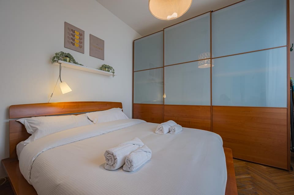 Bed, Photo of the whole room, Bedroom, towels