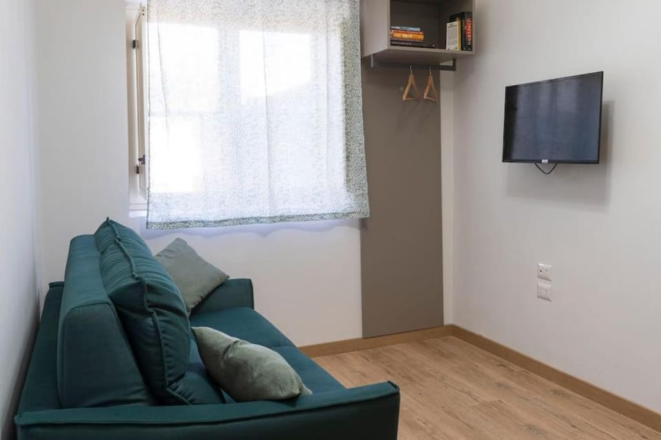 Communal lounge/ TV room, TV and multimedia, Seating area