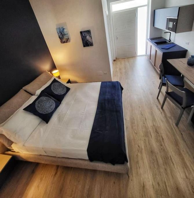 Bed, Photo of the whole room, Seating area, Bedroom