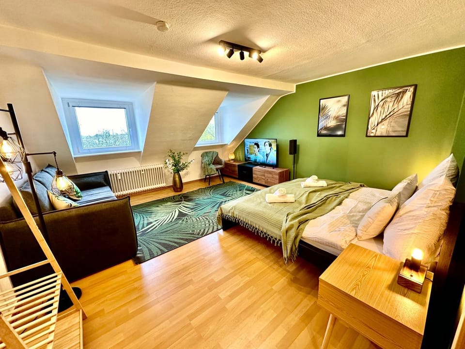 Bed, TV and multimedia, Living room, Photo of the whole room, Seating area, Bedroom