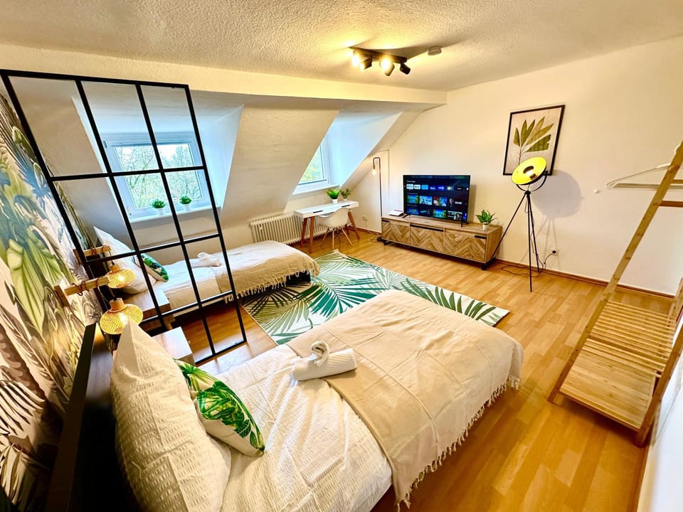 Bed, TV and multimedia, Photo of the whole room, Bedroom