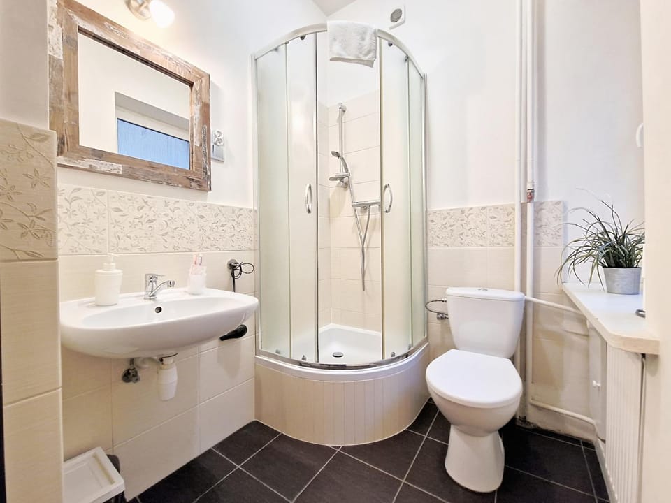 Shower, Toilet, Bathroom, heating, towels