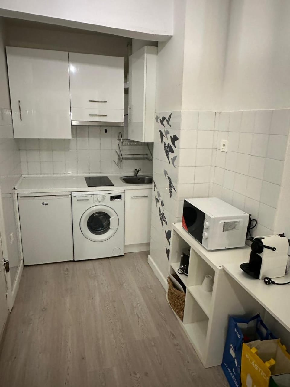 Kitchen or kitchenette, minibar, stove, toaster, washing machine