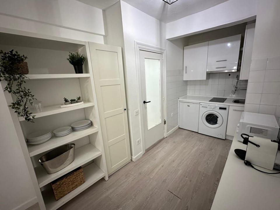 Kitchen or kitchenette, minibar, washing machine
