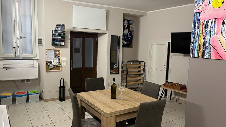 TV and multimedia, Living room, Photo of the whole room, pet friendly, air conditioner