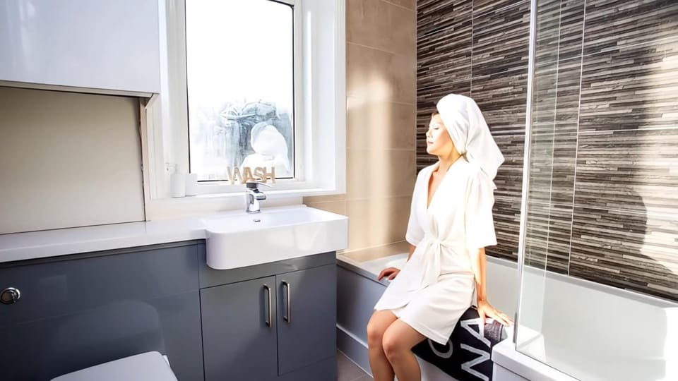 Shower, People, Bathroom, Bath, towels