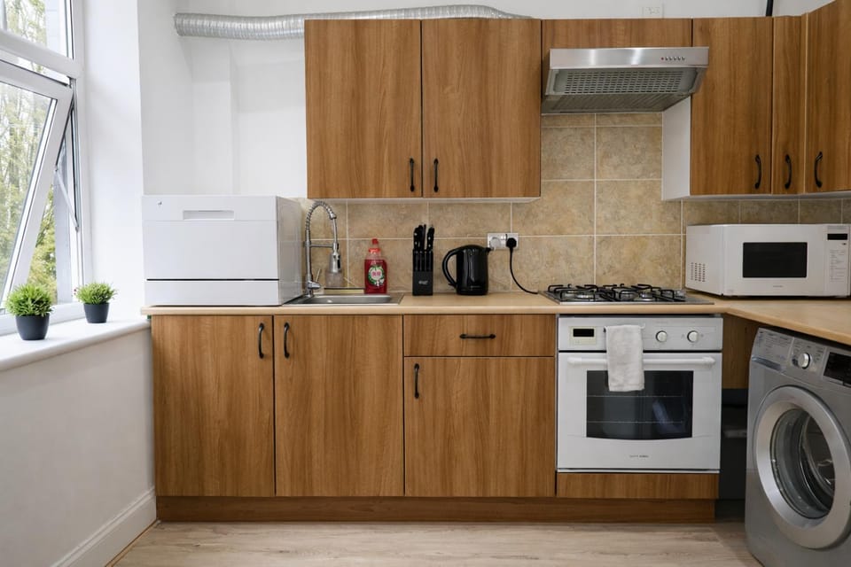 Coffee/tea facilities, Kitchen or kitchenette, dishwasher, oven, stove, washing machine