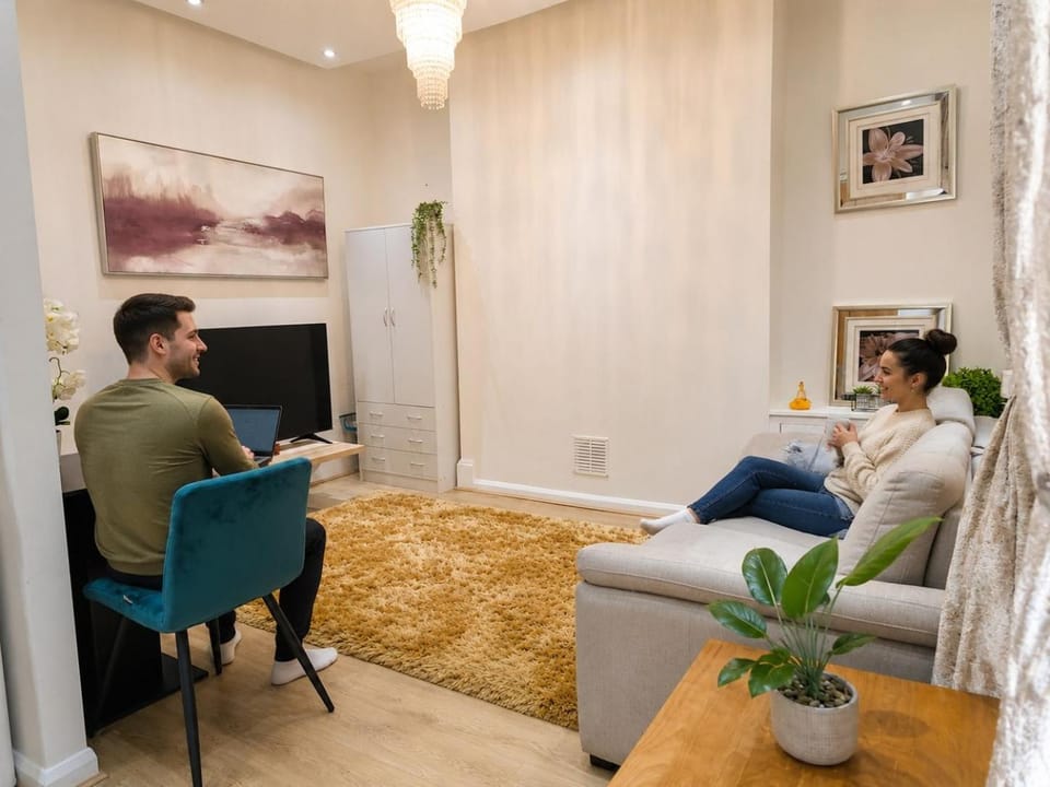 People, TV and multimedia, Living room, Seating area, group of guests