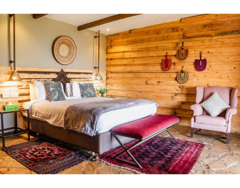 Bed, Photo of the whole room, Seating area, Bedroom
