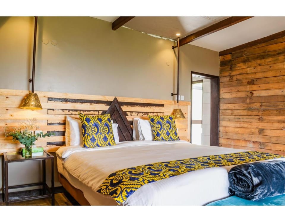 Bed, Photo of the whole room, Seating area, Bedroom