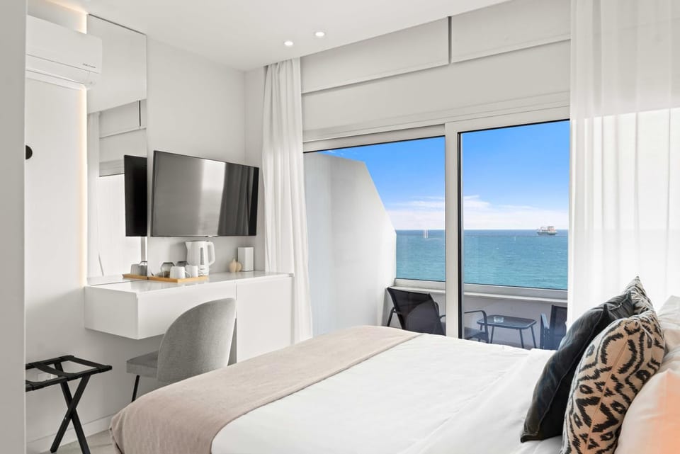 Bed, Natural landscape, TV and multimedia, View (from property/room), Balcony/Terrace, Bedroom, Sea view, hair dresser
