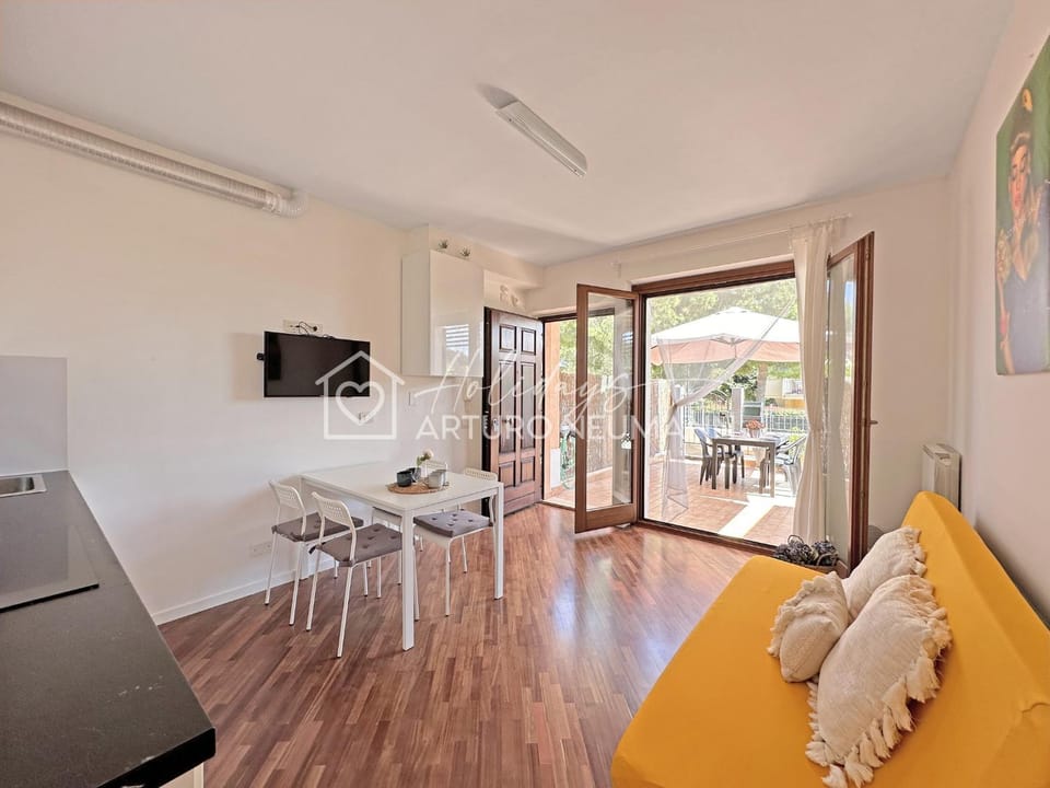 TV and multimedia, Kitchen or kitchenette, Living room, Seating area, Dining area