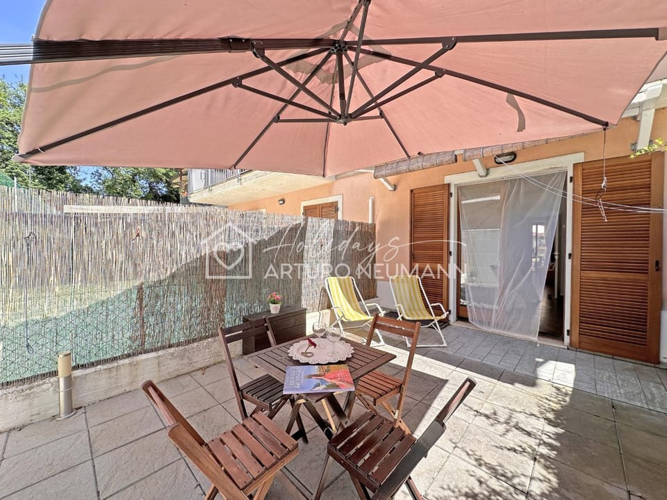 Property building, Patio, Day, Summer, Garden, Dining area, sunbed