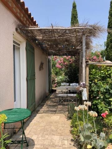 LA LAVANDIERE Famille Amis Relais Motards Bed and Breakfast in Narbonne