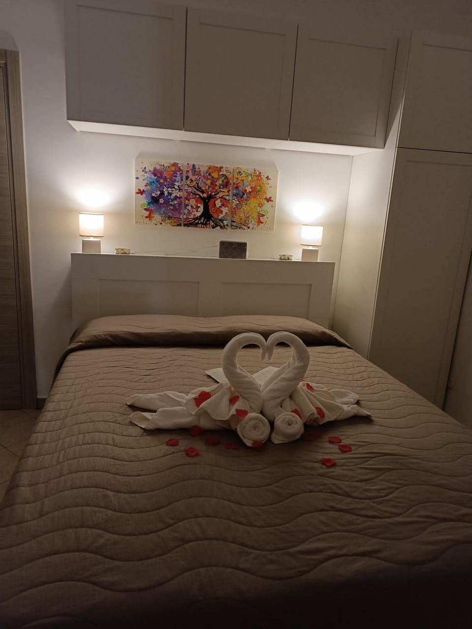 Photo of the whole room, Bedroom, towels