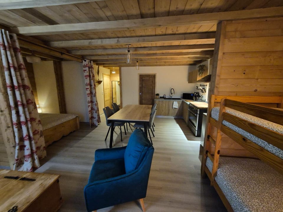 DEL VINO bar à vin & guitares Appartement Sauna Terrasse Garage Bed and Breakfast in Neuchâtel, Switzerland