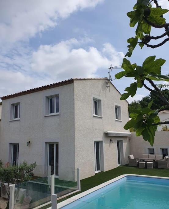 Villa sans vis-à-vis avec vue et piscine située entre Nîmes et Montpellier, à 20 minutes des plages Villa in Occitanie