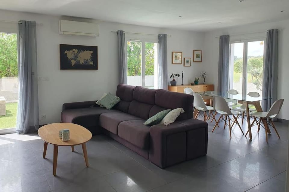 Villa sans vis-à-vis avec vue et piscine située entre Nîmes et Montpellier, à 20 minutes des plages Villa in Occitanie