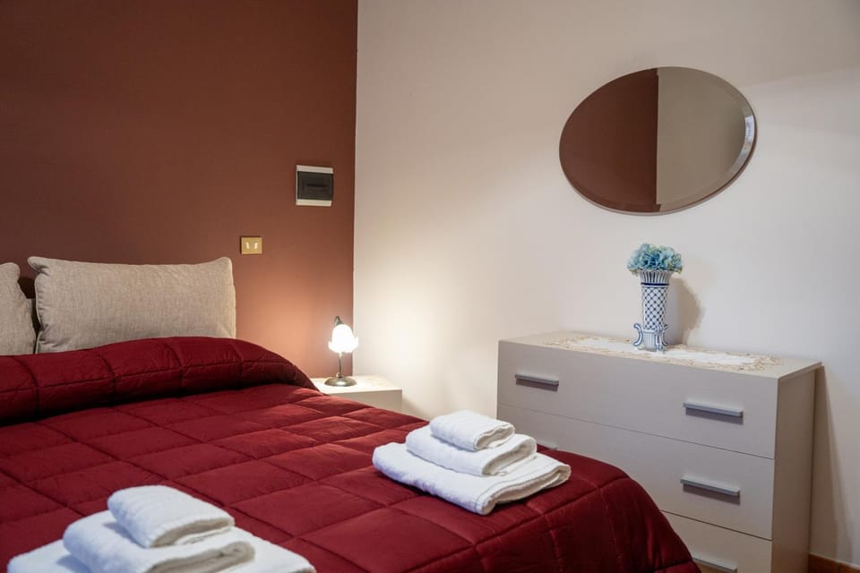 Bed, Photo of the whole room, Bedroom, towels
