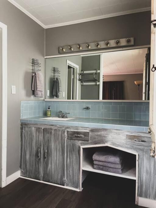 Deer Hollow Cottage at Tradewinds Apartment in Eureka Springs