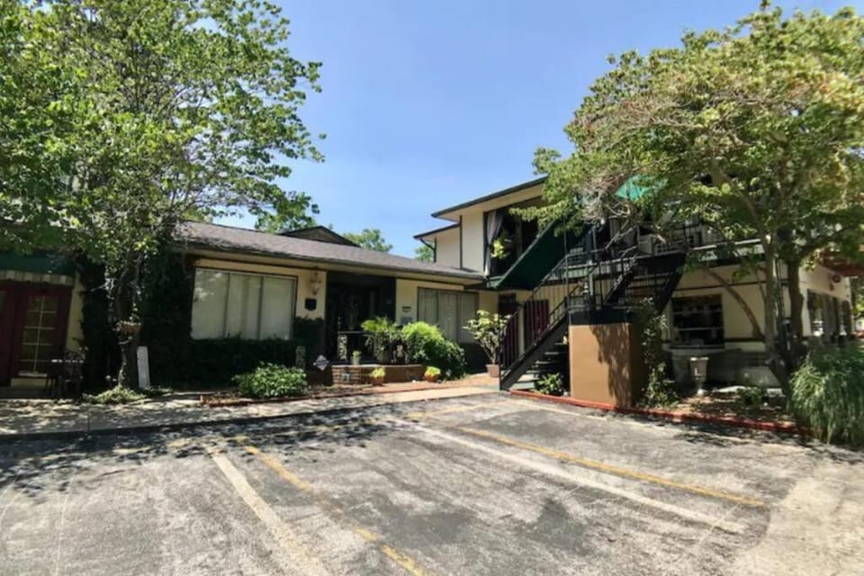 Deer Hollow Cottage at Tradewinds Apartment in Eureka Springs