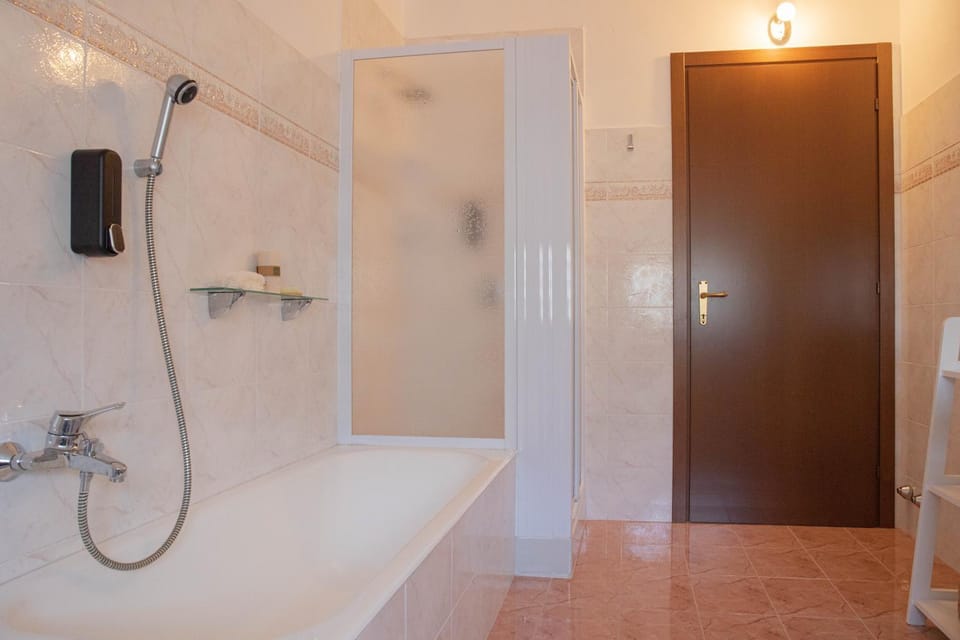 Shower, Bath