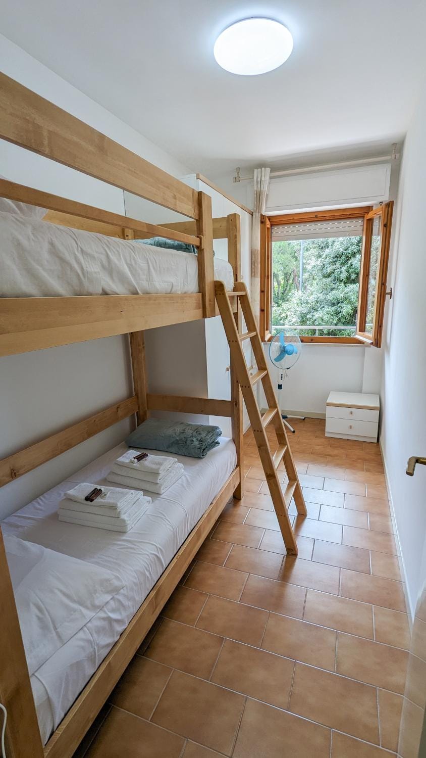 Bed, Photo of the whole room, Bedroom, bunk bed, towels
