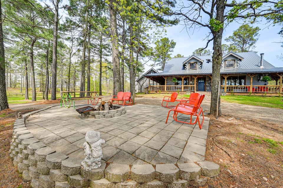 Broken Bow Cabin w/ Hot Tub & Fishing On-Site! Cabin in Oklahoma