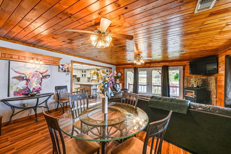 Broken Bow Cabin w/ Hot Tub & Fishing On-Site! Cabin in Oklahoma