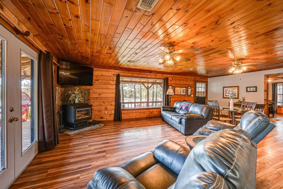 Broken Bow Cabin w/ Hot Tub & Fishing On-Site! Cabin in Oklahoma