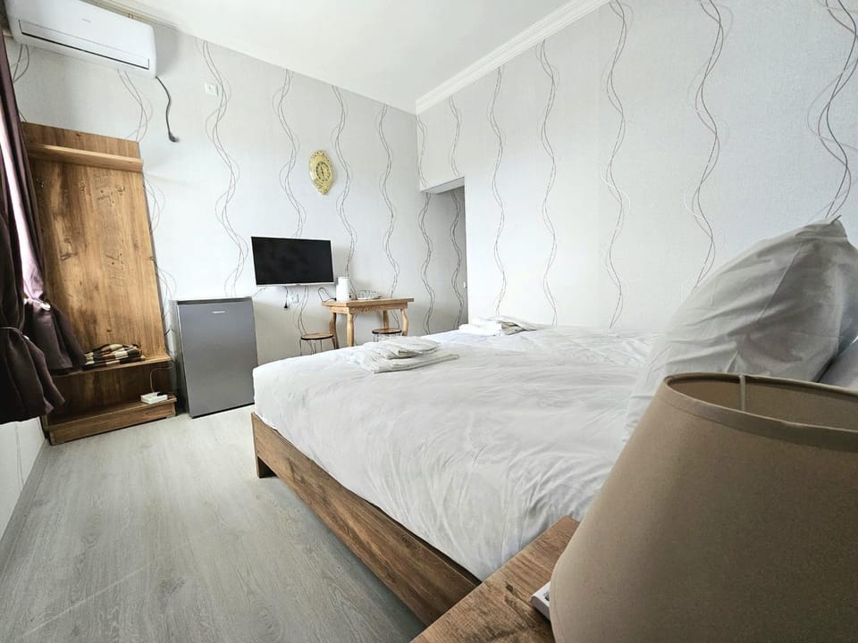 Bed, TV and multimedia, Photo of the whole room, Bedroom, soundproof, towels, wardrobe, air conditioner