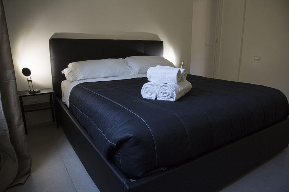 Bed, towels