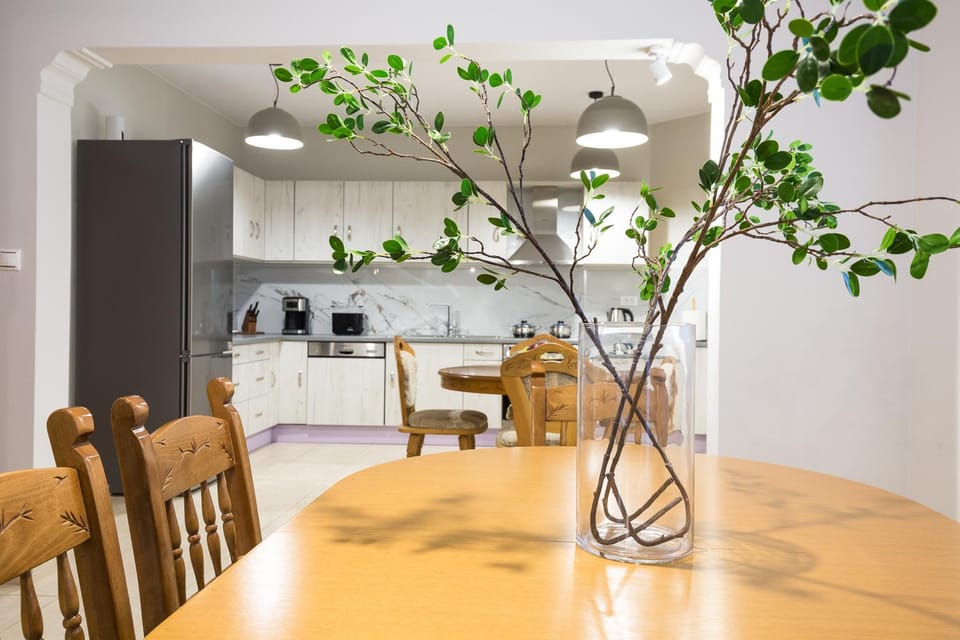 Kitchen or kitchenette, Dining area